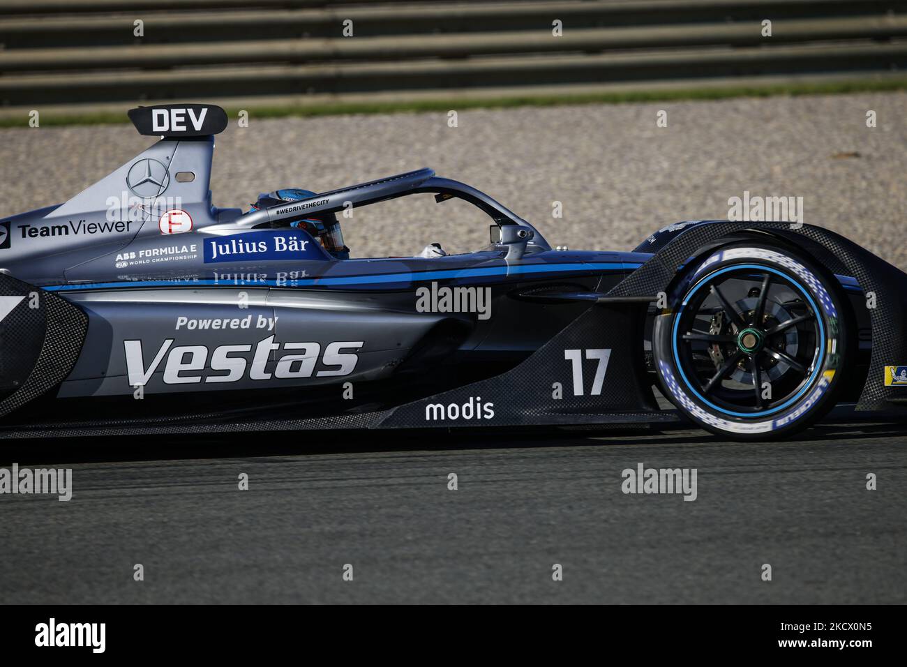 17 Nyck de Vries (Ned), Mercedes EQ Formula e Team, in azione durante i test pre-stagione ABB Formula e sul circuito Ricardo Tormo di Valencia il 30 novembre in Spagna. (Foto di Xavier Bonilla/NurPhoto) Foto Stock