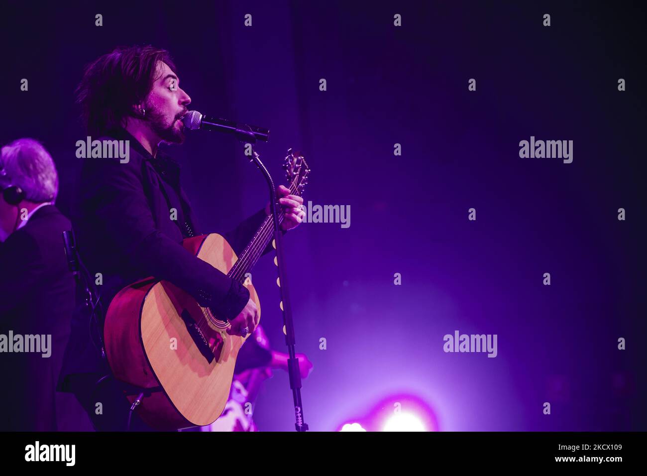 MILANO, ITALIA - 30 NOVEMBRE: Francesco Sarcina di le vibrazioni suona dal vivo ad Alcatraz il 23 novembre 2021 a Milano. (Foto di Roberto Finizio/NurPhoto) Foto Stock