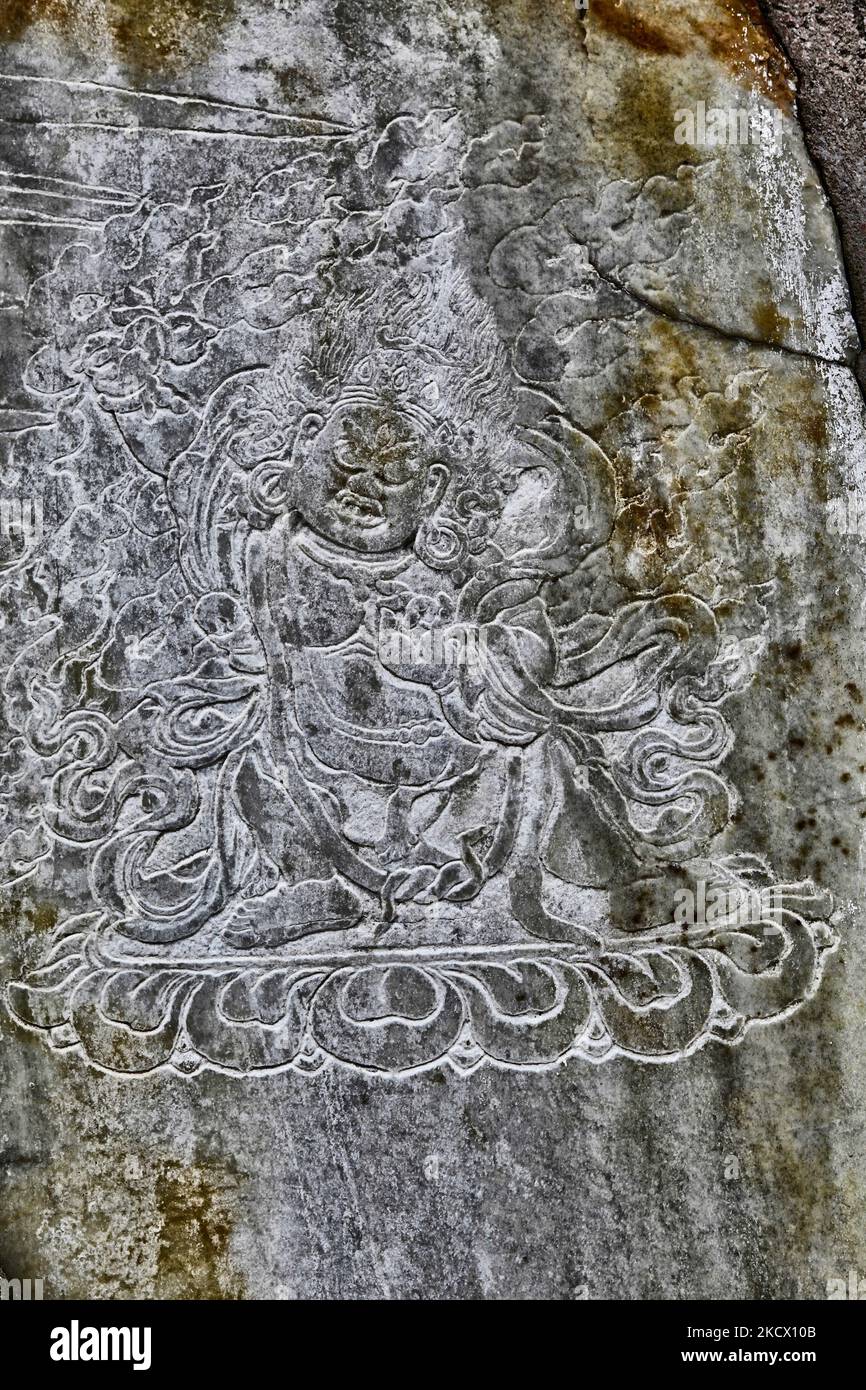 Un'antica scultura in pietra con l'immagine di una divinità buddista in un santuario religioso tra le rovine del Rabbentse Palace a Rabbentse Sikkim, India, il 02 giugno 2010. Verso il regno di Tenzing Namgyal, il frequente attacco di Gorkha da parte del confine occidentale ha infine causato lo spostamento della capitale. Rabbentse fu riconosciuta come la seconda capitale del Sikkim. Con il passare del tempo, Rabbentse fu disolata e devastata dal tempo e la capitale reale si trasformò in rovine. Il sito è stato recentemente completamente scavato e restaurato dall'indagine archeologica dell'India. (Foto di Creative Touch Imaging Ltd./ Foto Stock