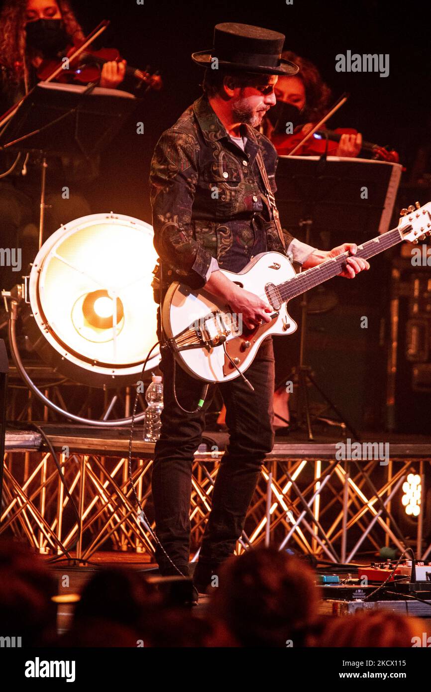 MILANO, ITALIA - 30 NOVEMBRE: Stefano Verderi di le vibrazioni suona dal vivo ad Alcatraz il 23 novembre 2021 a Milano. (Foto di Roberto Finizio/NurPhoto) Foto Stock