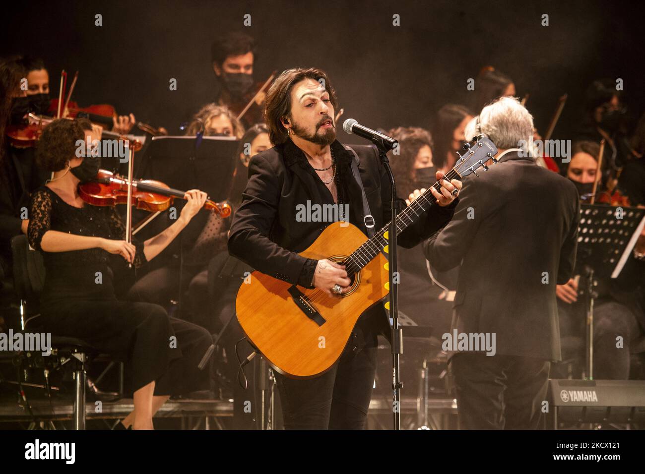 MILANO, ITALIA - 30 NOVEMBRE: Francesco Sarcina di le vibrazioni suona dal vivo ad Alcatraz il 23 novembre 2021 a Milano. (Foto di Roberto Finizio/NurPhoto) Foto Stock