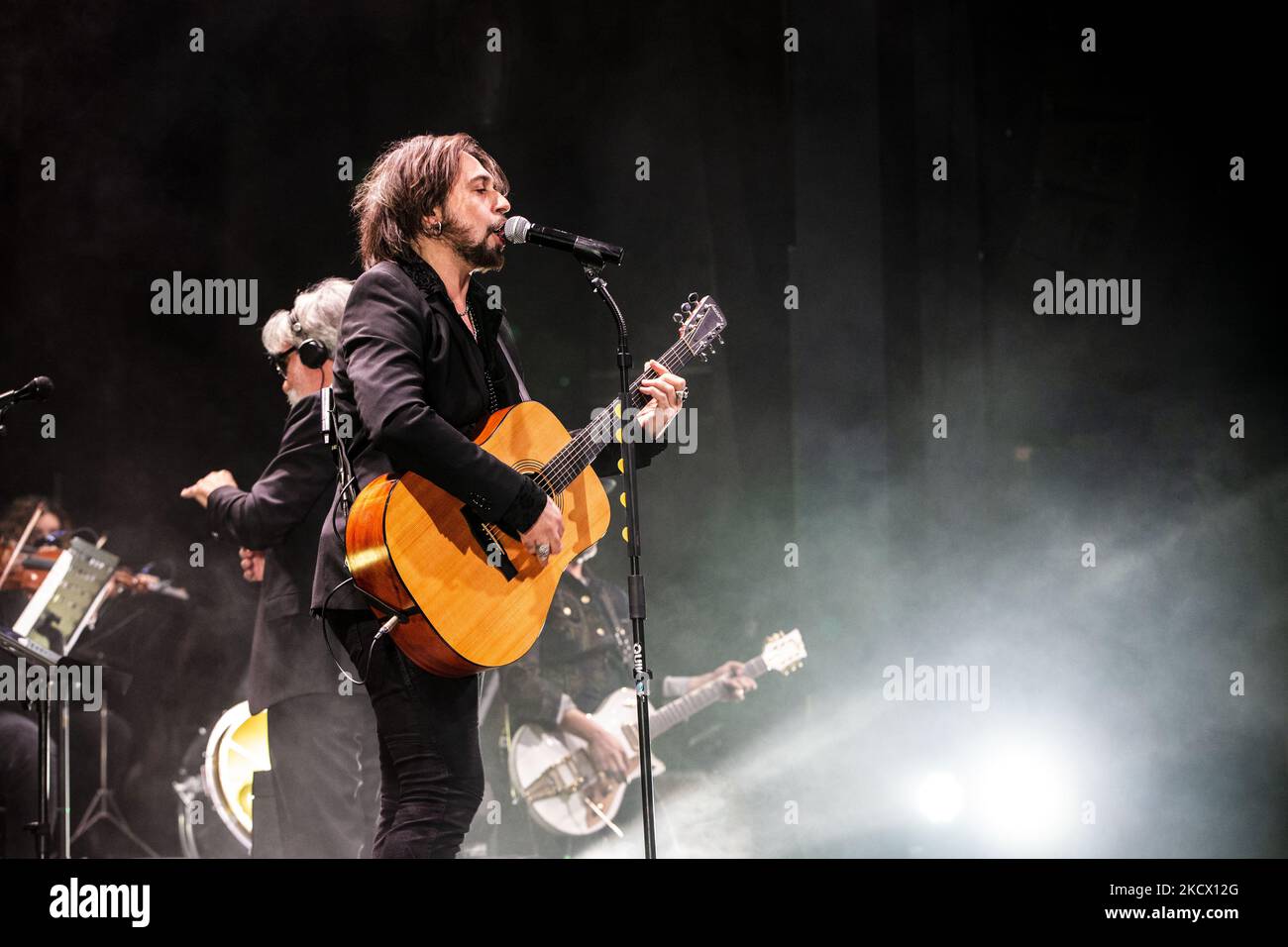 MILANO, ITALIA - 30 NOVEMBRE: Francesco Sarcina di le vibrazioni suona dal vivo ad Alcatraz il 23 novembre 2021 a Milano. (Foto di Roberto Finizio/NurPhoto) Foto Stock