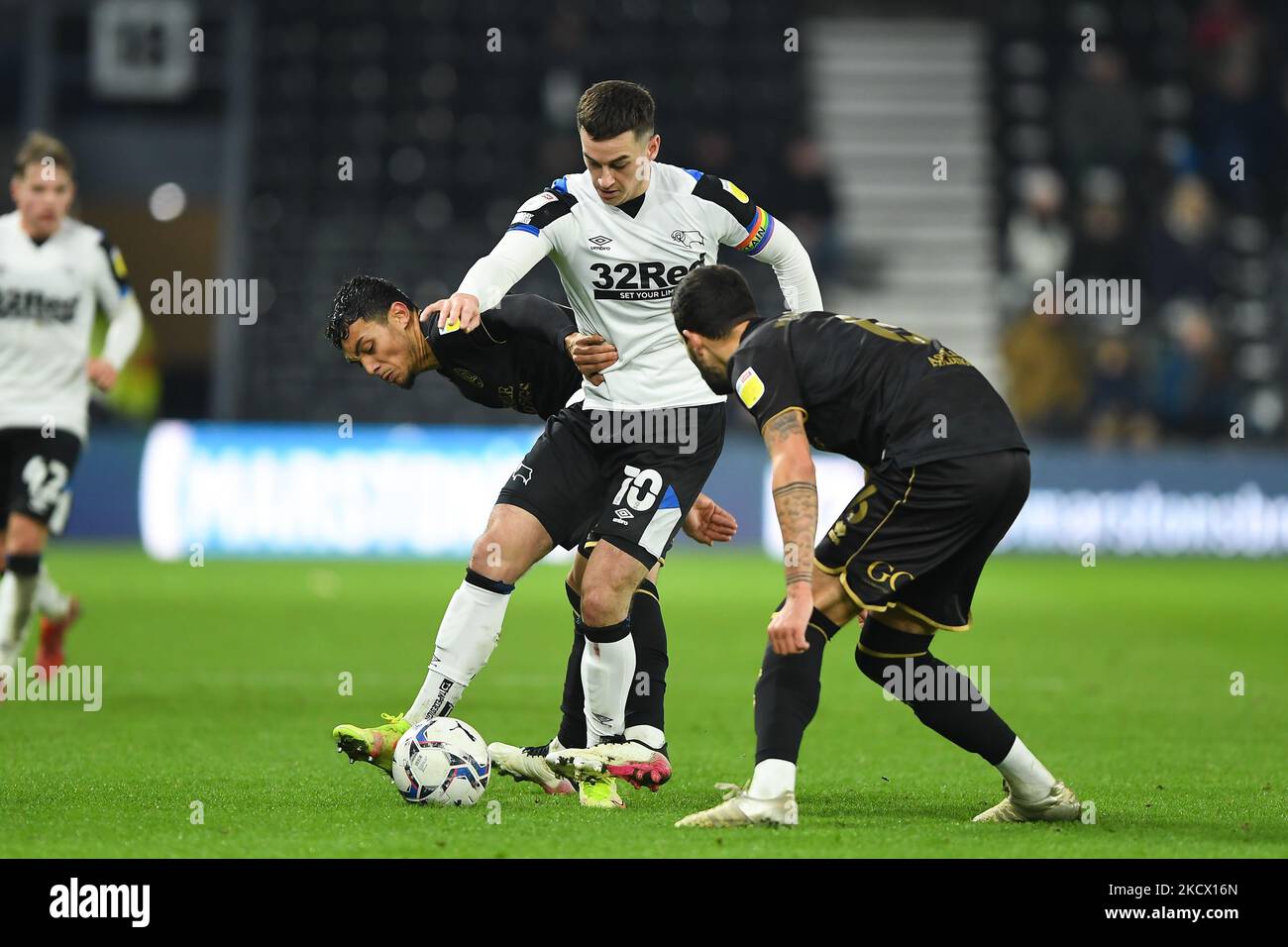 Tom Lawrence della contea di Derby combatte con Andre Dozzell, durante la partita del campionato Sky Bet tra Derby County e Queens Park Rangers al Pride Park, Derby, lunedì 29th novembre 2021. (Foto di Jon Hobley/MI News/NurPhoto) Foto Stock