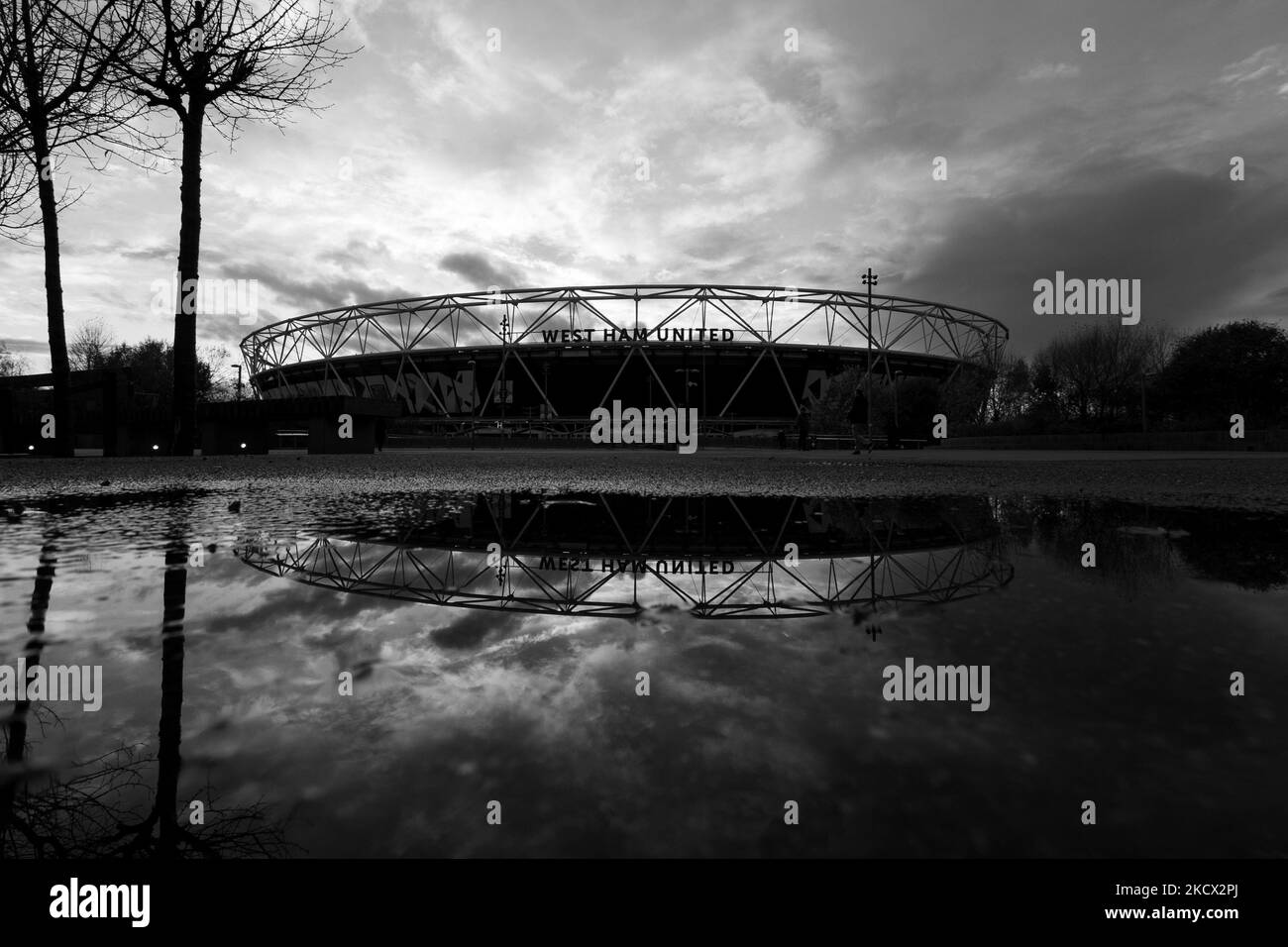 Una vista generale fuori dallo stadio è vista prima della partita della Premier League tra West Ham United e Brighton e Hove Albion al London Stadium di Stratford mercoledì 1st dicembre 2021. (Foto di Juan Gasperini/MI News/NurPhoto) Foto Stock
