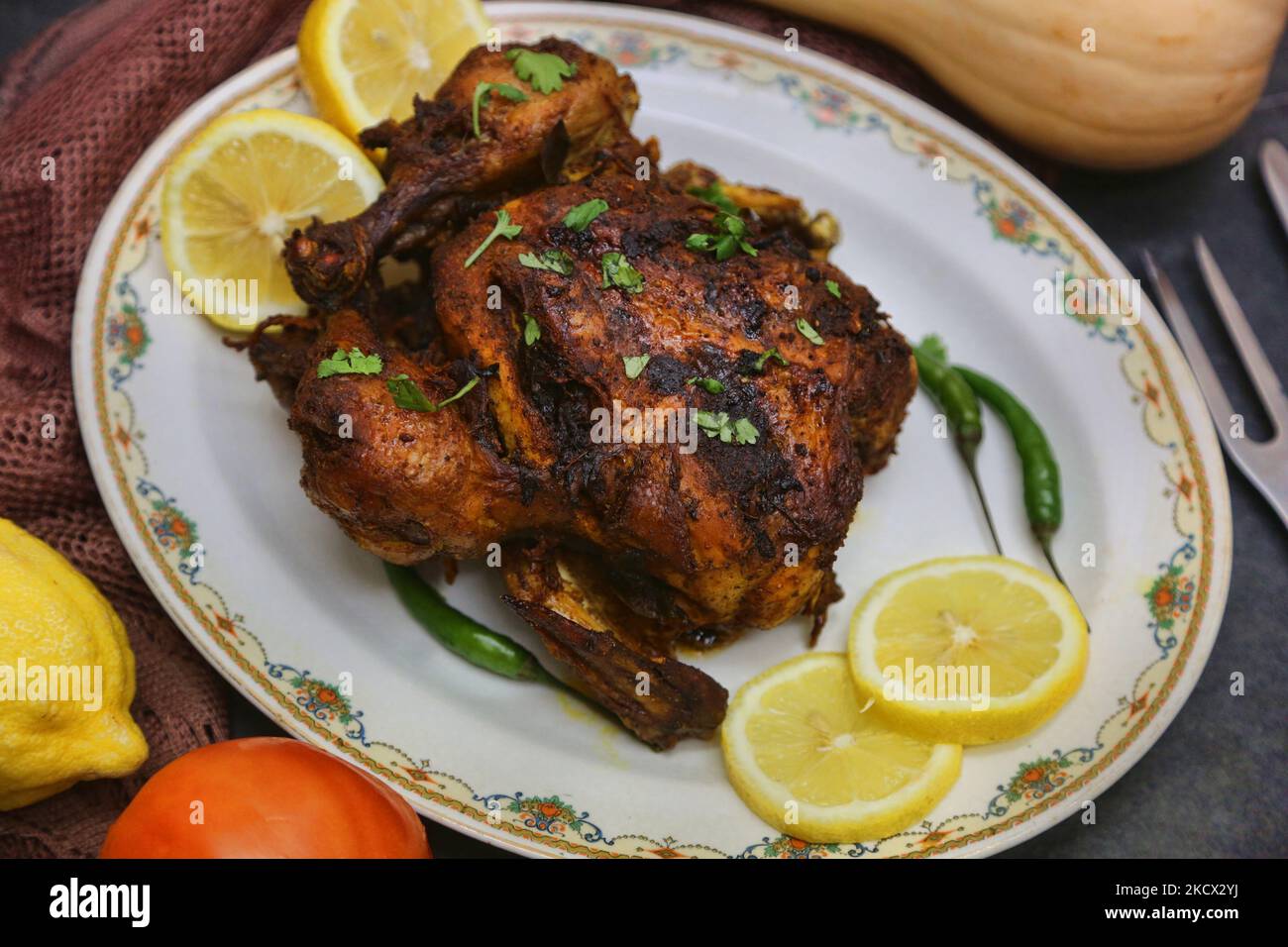 Pollo arrosto intero con spicchi di limone a Toronto, Ontario, Canada, il 30 novembre 2021. (Foto di Creative Touch Imaging Ltd./NurPhoto) Foto Stock