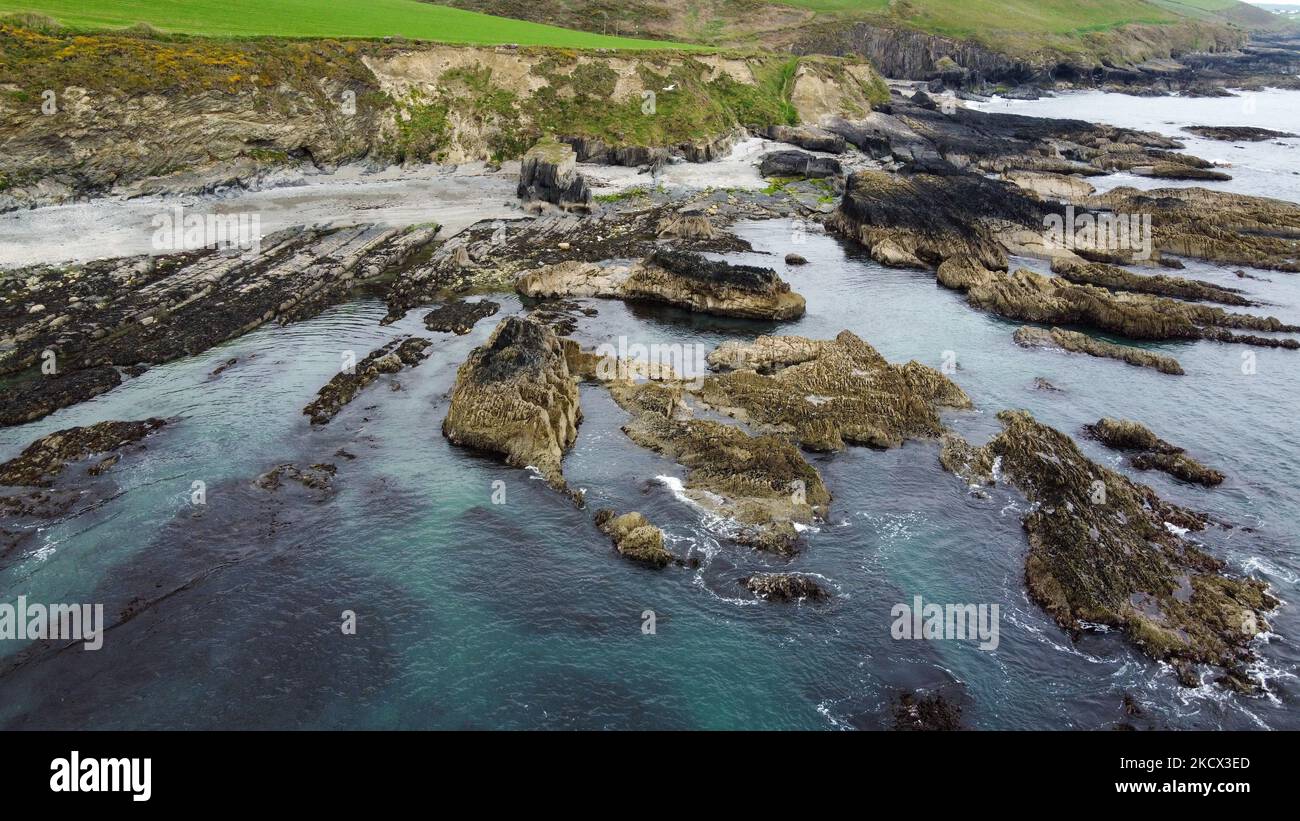 Costa rocciosa luminosa. Splendida natura del Nord Europa. Vista aerea della costa rocciosa. Foto aerea. Punto di vista del drone. Foto Stock