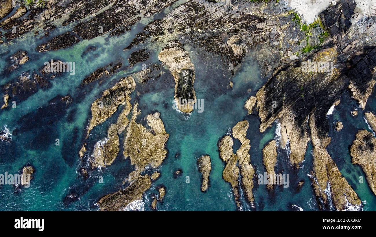 Rocce bizzarre sul litorale. Vista dall'alto delle rocce del Mar Celtico. Foto aerea. Foto Stock