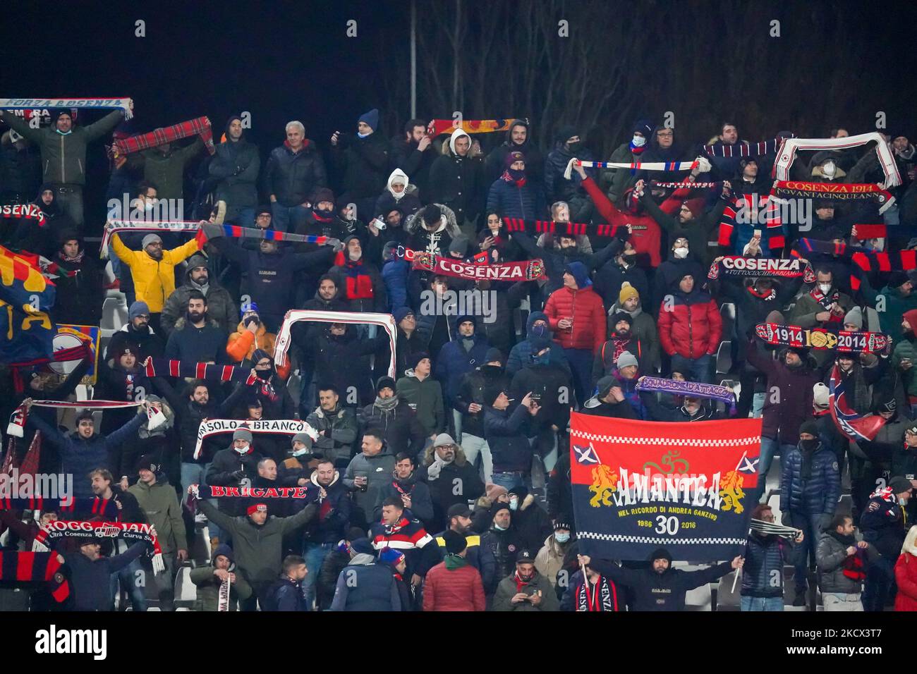 Cosenza Supporters durante il calcio italiano Serie B Match AC Monza vs Cosenza Calcio il 30 novembre 2021 allo Stadio Brianteo di Monza (MB) (Foto di Luca Rossini/LiveMedia/NurPhoto) Foto Stock