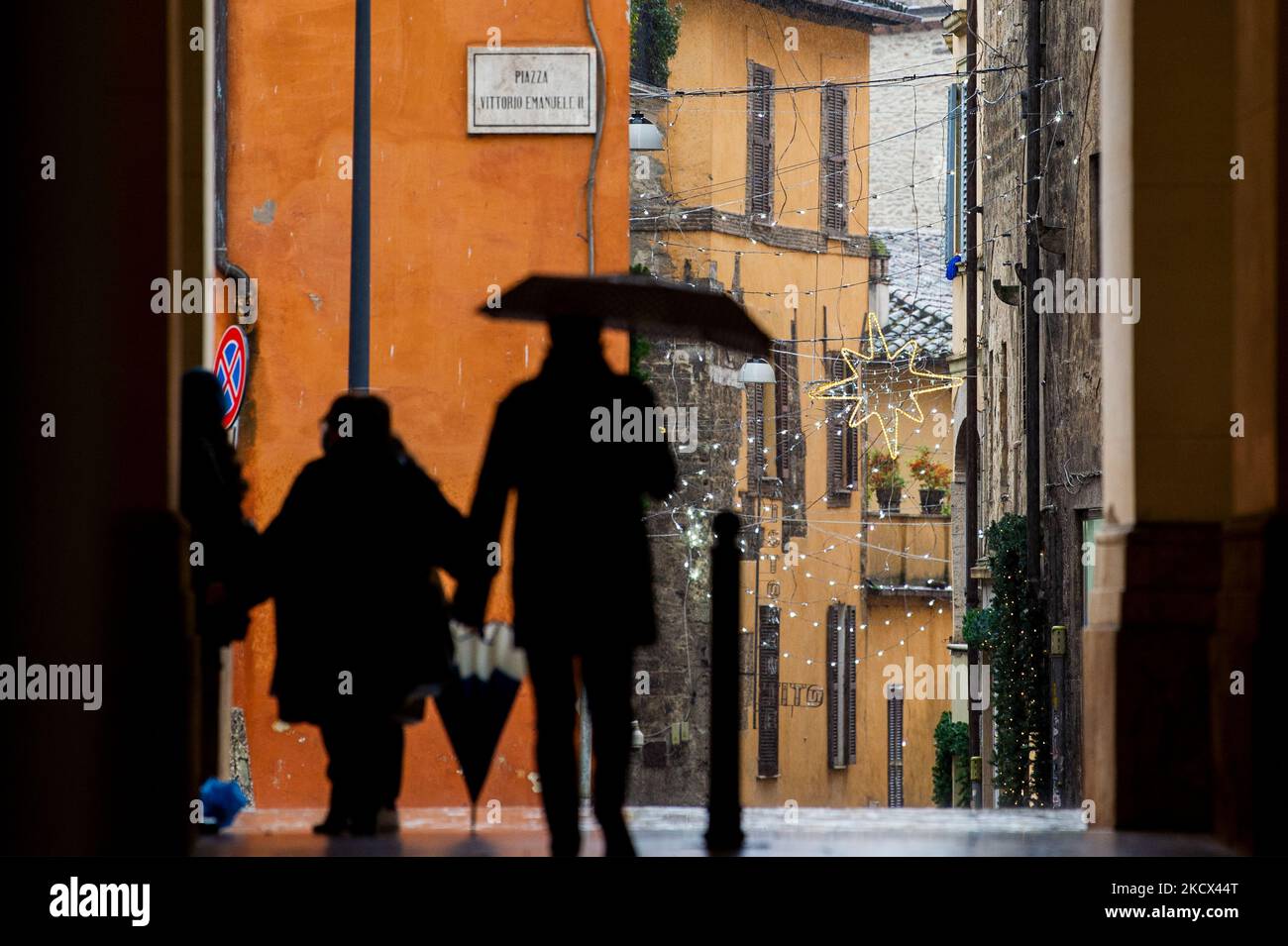 La gente cammina a Rieti il 2 dicembre 2021 durante una pioggia. (Foto di Riccardo Fabi/NurPhoto) Foto Stock