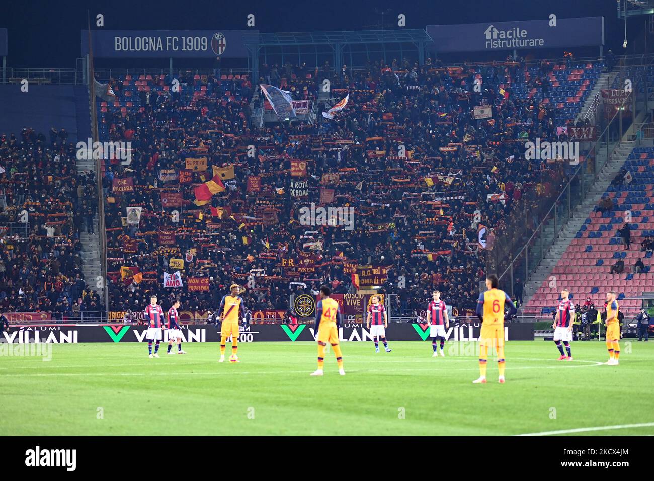 COME tifosi ROM durante la serie italiana di calcio A match Bologna FC vs AS Roma il 01 dicembre 2021 allo stadio Renato Dall'Ara di Bologna (Photo by Gianluca Ricci/LiveMedia/NurPhoto) Foto Stock