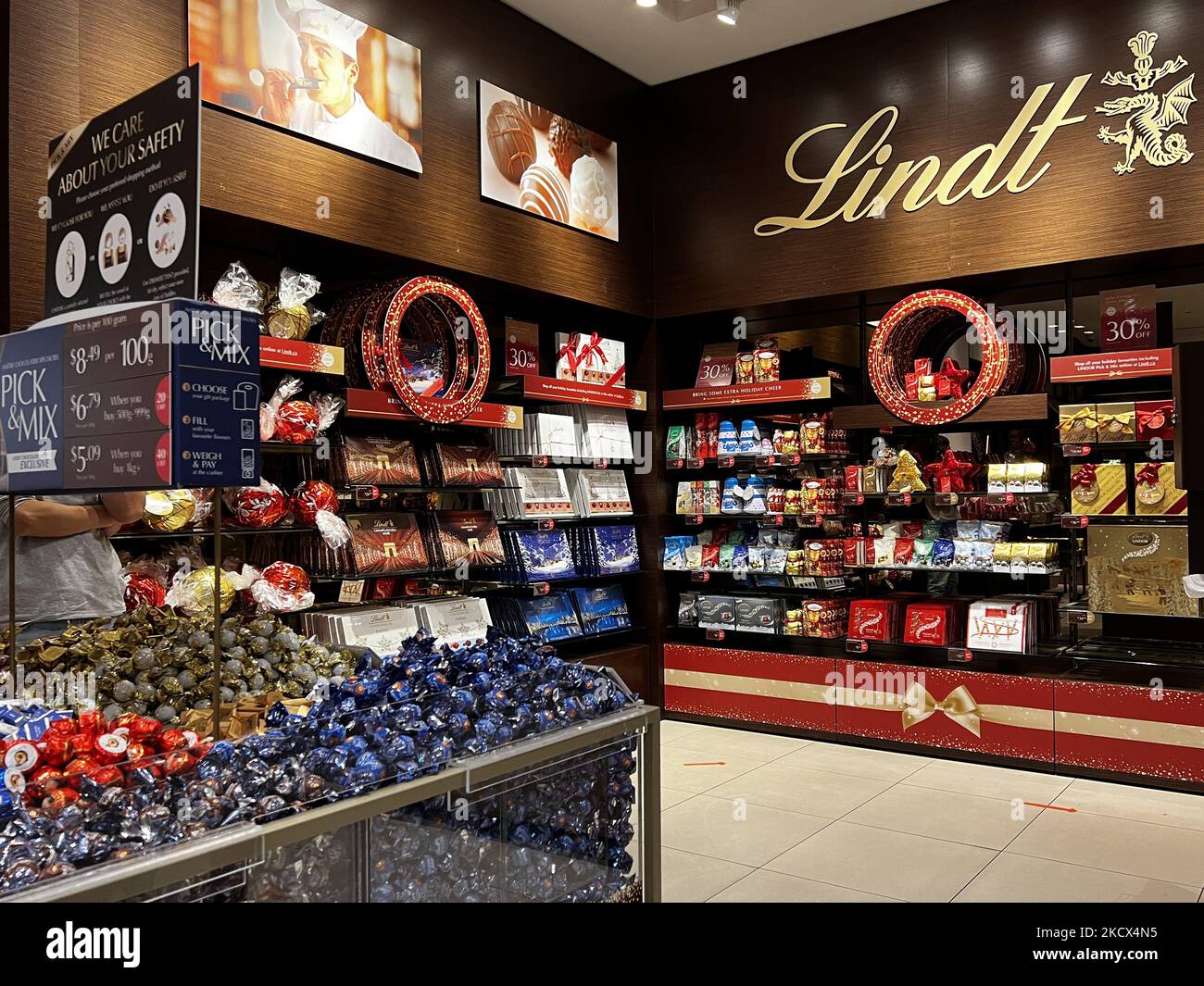 Negozio di cioccolato Lindt & Sprüngli a Toronto, Ontario, Canada, il 01 dicembre 2021. (Foto di Creative Touch Imaging Ltd./NurPhoto) Foto Stock