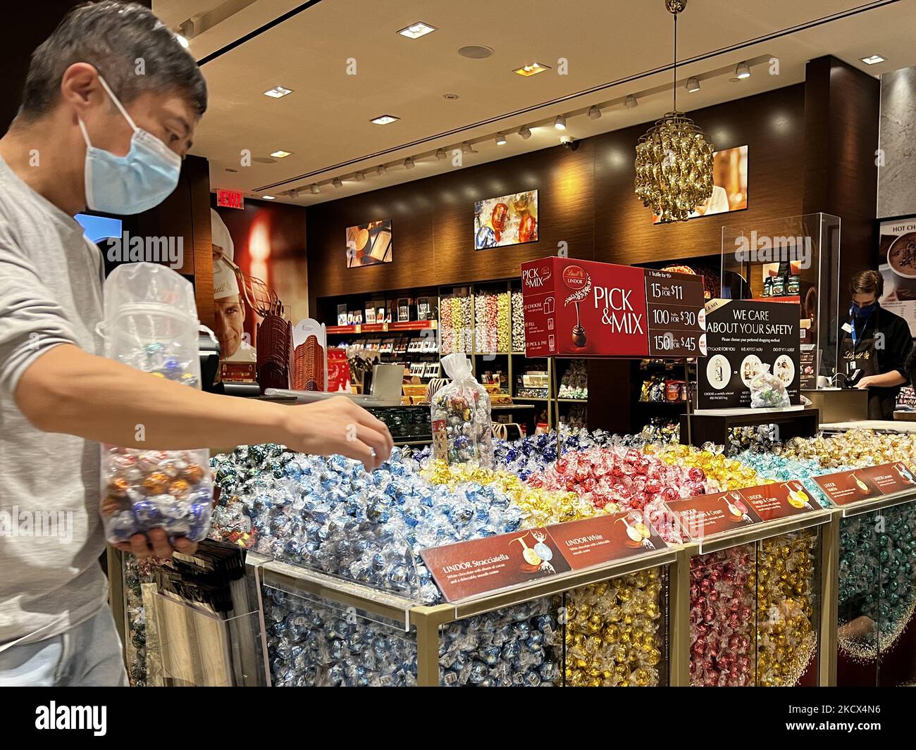 L'uomo sceglie da un assortimento di cioccolatini Lindt premium al negozio di cioccolato Lindt & Sprüngli di Toronto, Ontario, Canada, il 01 dicembre 2021. (Foto di Creative Touch Imaging Ltd./NurPhoto) Foto Stock