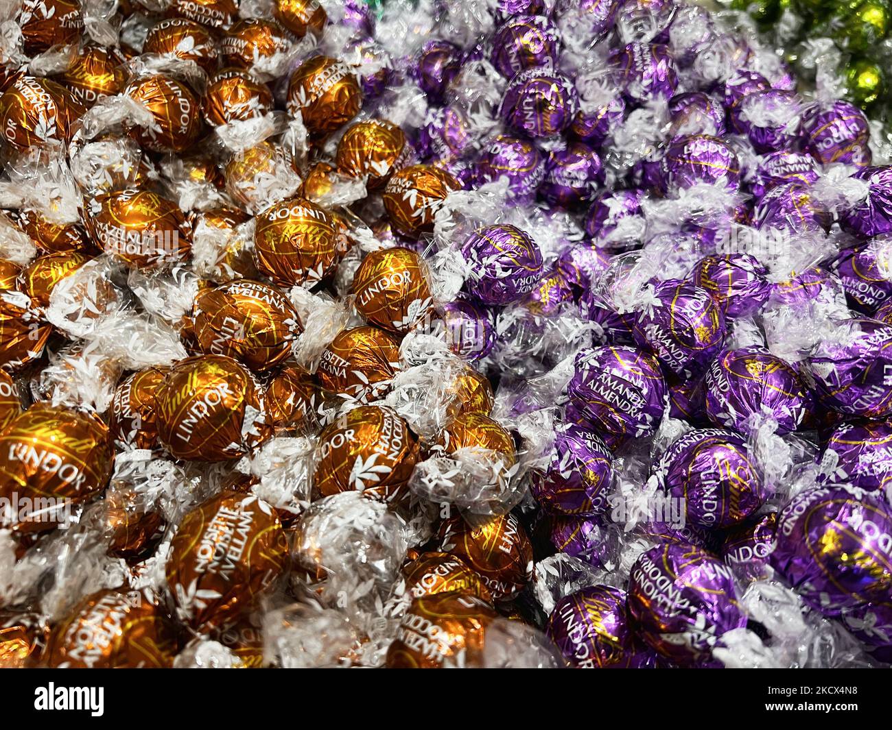 Cioccolatini Lindt assortiti di prima qualità in esposizione presso il negozio di cioccolato Lindt & Sprüngli di Toronto, Ontario, Canada, il 01 dicembre 2021. (Foto di Creative Touch Imaging Ltd./NurPhoto) Foto Stock