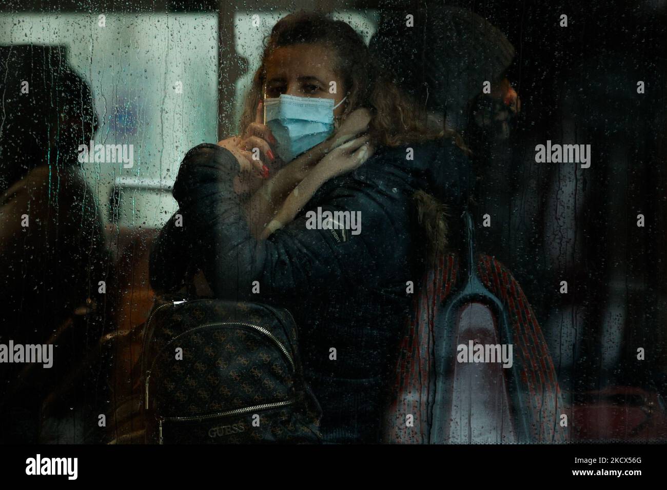 Una donna che indossa una maschera facciale viaggia su un autobus durante un pomeriggio di discesa a Londra, Inghilterra, il 1 dicembre 2021. Le maschere facciali sui trasporti pubblici sono state rese obbligatorie questa settimana di nuovo in tutta l'Inghilterra in seguito alla scoperta della variante di omicron del coronavirus covid-19. (Foto di David Cliff/NurPhoto) Foto Stock