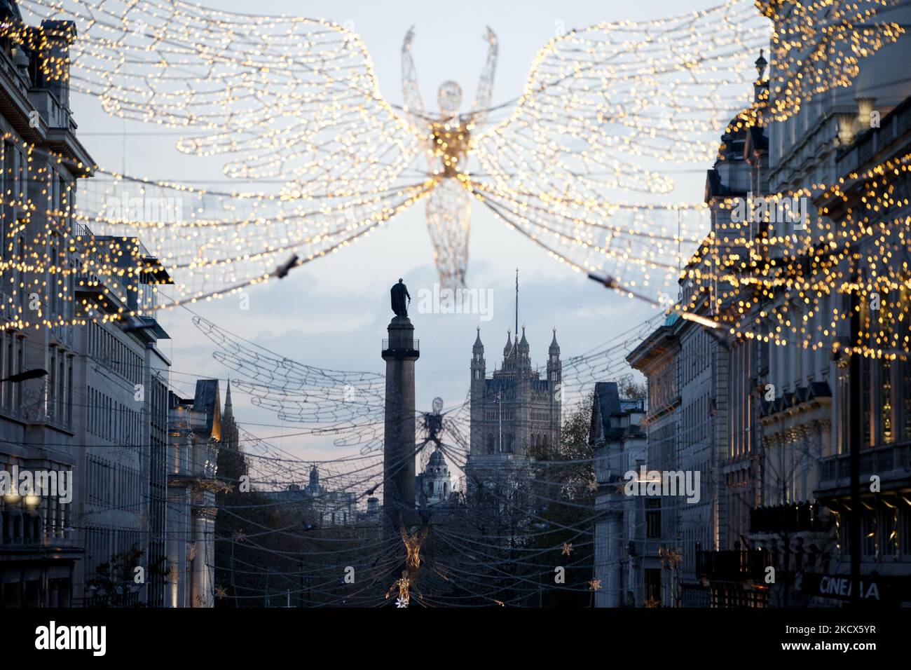 La Victoria Tower of the Houses of Parliament si trova al di là delle luci natalizie che si trovano sopra Regent Street St James's, visto da Piccadilly Circus, a Londra, in Inghilterra, il 2 dicembre 2021. (Foto di David Cliff/NurPhoto) Foto Stock