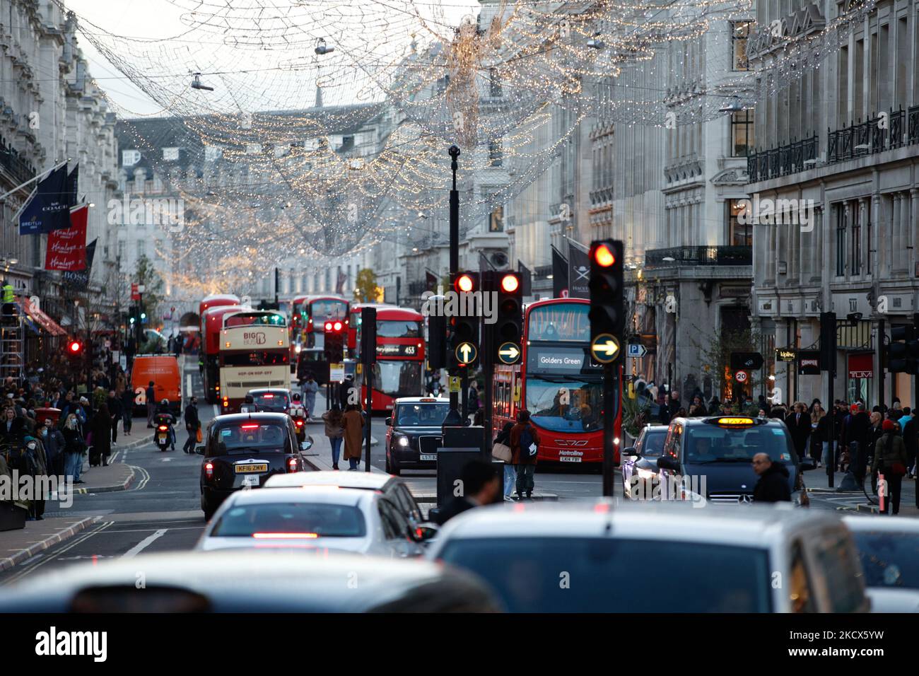 Autobus e altro traffico passano sotto i semafori di Natale su Regent Street a Londra, Inghilterra, il 2 dicembre 2021. (Foto di David Cliff/NurPhoto) Foto Stock