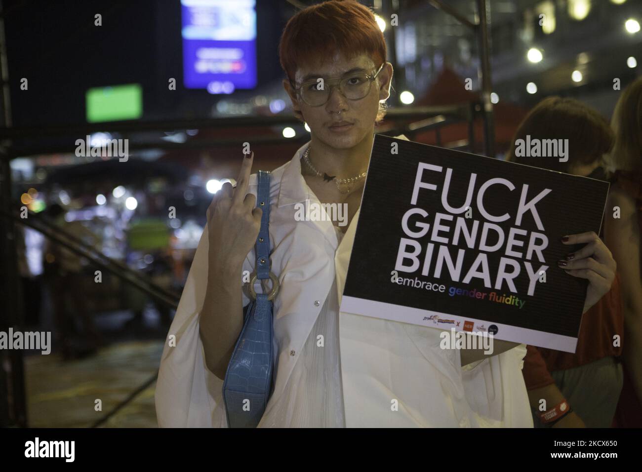 28 novembre 2021, i dimostranti dell'evento LGBTQ membri tenere una targa che recita 'SCOPARE GENDER BINARY'. (Foto di Atiwat Siltamethanont/NurPhoto) Foto Stock