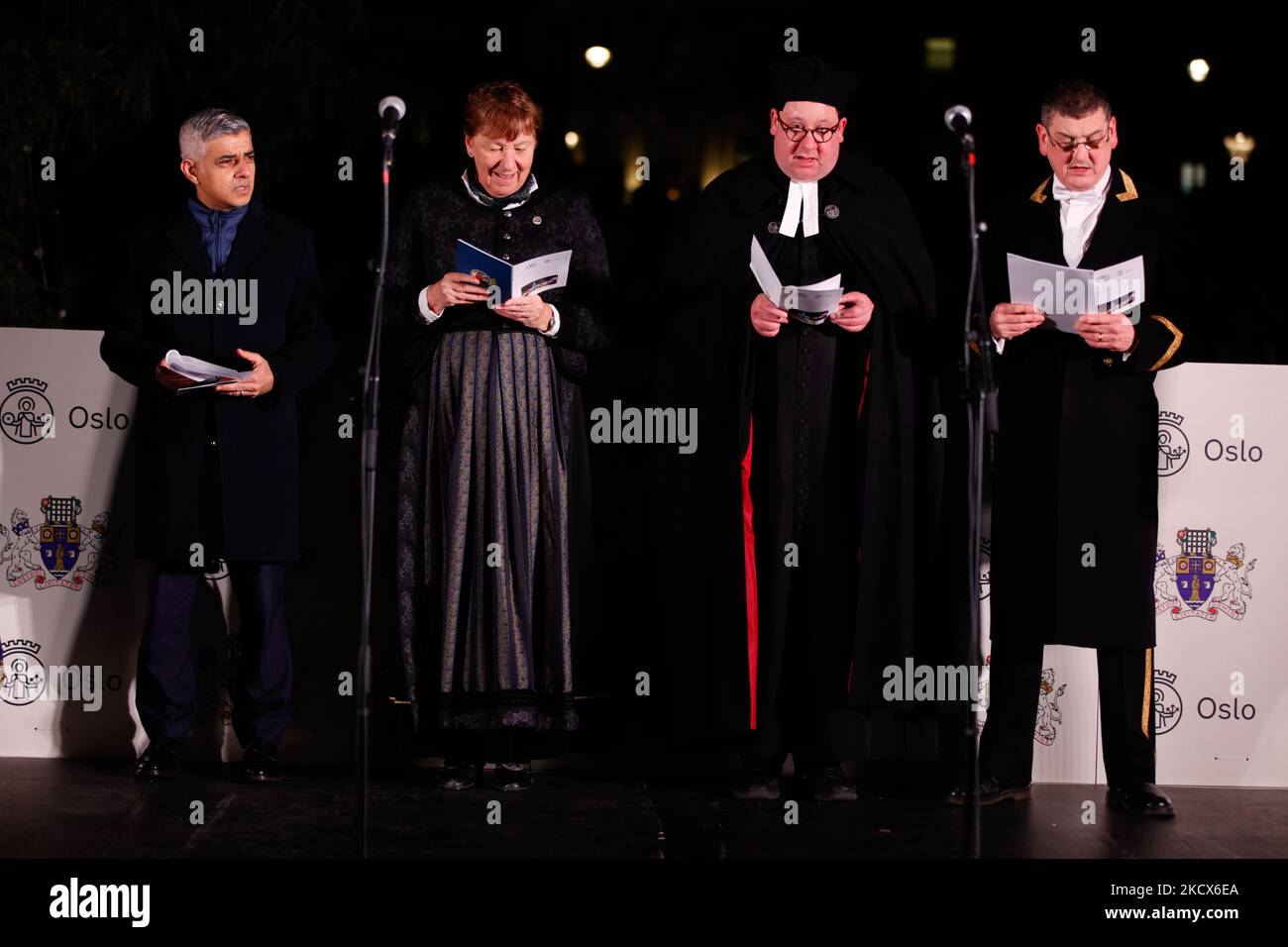 Il sindaco di Londra Sadiq Khan, a sinistra, si trova accanto al sindaco di Oslo Marianne Borgen prima dell'accensione delle luci dell'albero di Natale a Trafalgar Square a Londra, in Inghilterra, il 2 dicembre 2021. L'albero di Natale di Trafalgar Square è un regalo annuale della Norvegia che ringrazia gli inglesi per il loro sostegno durante la seconda guerra mondiale. (Foto di David Cliff/NurPhoto) Foto Stock