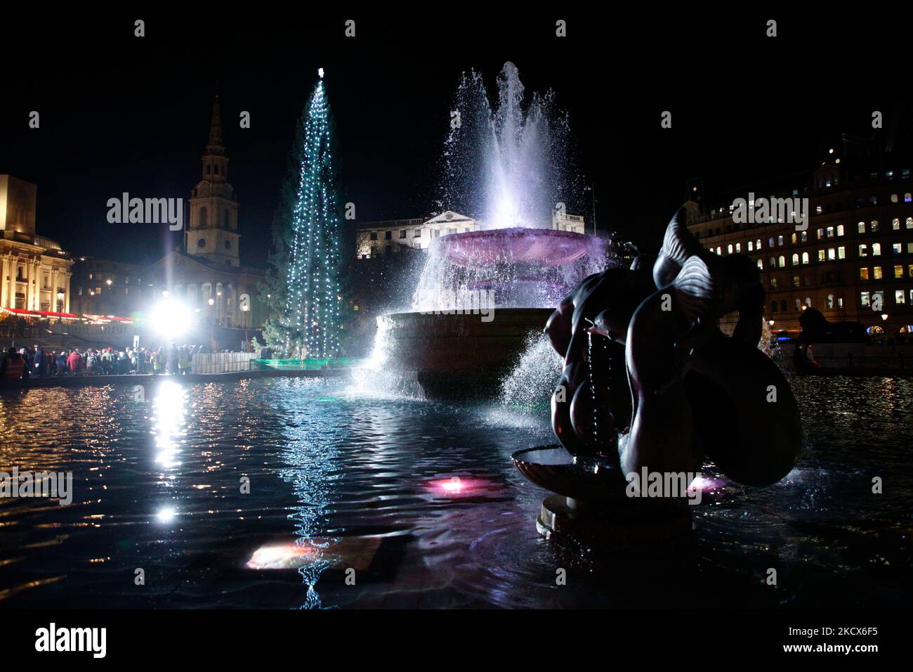 L'albero di Natale di Trafalgar Square è illuminato dopo la cerimonia di accensione alla quale hanno partecipato il sindaco di Londra Sadiq Khan e il sindaco di Oslo Marianne Borgen a Londra, in Inghilterra, il 2 dicembre 2021. L'albero di Natale di Trafalgar Square è un regalo annuale della Norvegia che ringrazia gli inglesi per il loro sostegno durante la seconda guerra mondiale. (Foto di David Cliff/NurPhoto) Foto Stock