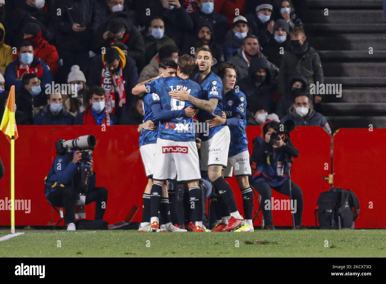 Luis Rioja, di Deportivo Alaves, segna il primo goal della sua squadra durante la partita la Liga tra Granada CF e Deportivo Alaves allo stadio Nuevo Los Carmenes il 3 dicembre 2021 a Granada, Spagna. (Foto di Álex Cámara/NurPhoto) Foto Stock