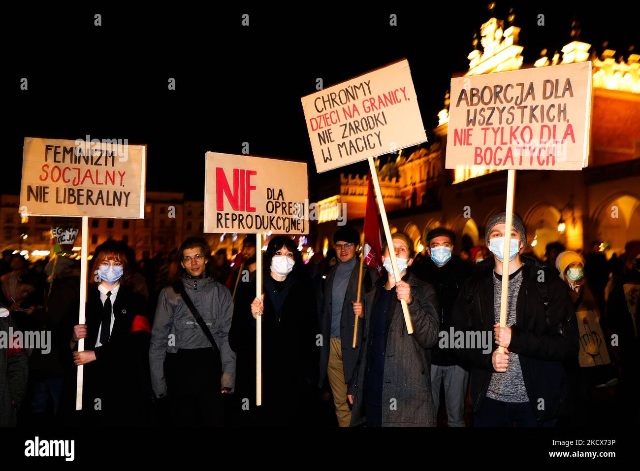 La gente partecipa a 'non voglio il mio sangue, Polonia!' Protesta alla piazza principale di Cracovia, Polonia, il 1st dicembre 2021. In tutto il paese si sono svolte manifestazioni per protestare contro un piano governativo per registrare ogni gravidanza in una banca dati nazionale e mentre il parlamento si prepara a discutere una nuova proposta per limitare ulteriormente l'aborto. (Foto di Beata Zawrzel/NurPhoto) Foto Stock