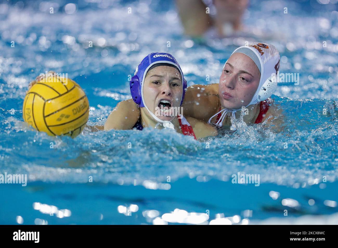 S. Centanni (Plebiscito Padova) (L) vs S. Avegno (SIS Roma (R) durante la Waterpolo Italian Series A1 Women Match SIS Roma vs Plebiscito Padova il 04 dicembre 2021 al Polo Natatorio di Roma (Photo by Luigi Mariani/LiveMedia/NurPhoto) Foto Stock