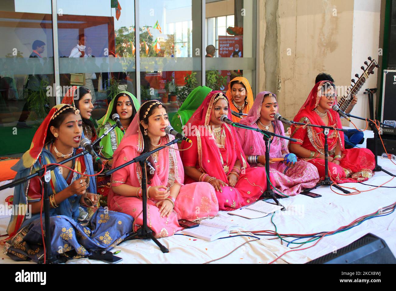 Artisti di Rajasthani durante la funzione di festa di 2 giorni, a JECC a Jaipur, Rajasthan, India, sabato, 4 dicembre 2021. (Foto di Vishal Bhatnagar/NurPhoto) Foto Stock
