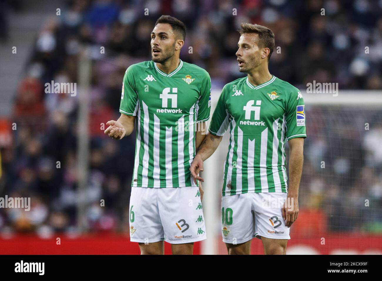 06 Victor Ruiz di Real Betis Balompie e 10 Sergio Canales di Real Betis Balompie durante la partita la Liga Santander tra FC Barcelona e Real Betis Balompie allo stadio Camp Nou il 04 dicembre 2021 a Barcellona, Spagna. (Foto di Xavier Bonilla/NurPhoto) Foto Stock