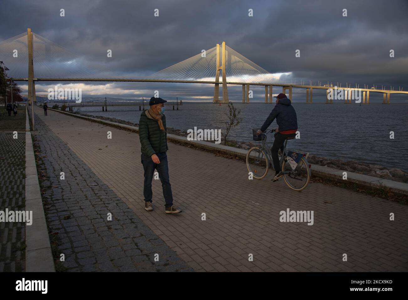 Le persone che indossano maschere protettive eseguono attività all'aperto sul lungomare del fiume Tejo, vicino al ponte Vasco de Gama, Lisbona. 04 dicembre 2021. Il Portogallo ha nuovamente registrato un eccesso di mortalità a causa di Covid 19. Novembre si è concluso con 1.265 morti più della media per gli anni 2017-2019. Un quarto delle morti è stato causato da Covid. Il sistema di sorveglianza della mortalità, che analizza i certificati di morte in tempo reale, registra un eccesso di decessi negli ultimi 11 giorni. (Foto di Jorge Mantilla/NurPhoto) Foto Stock