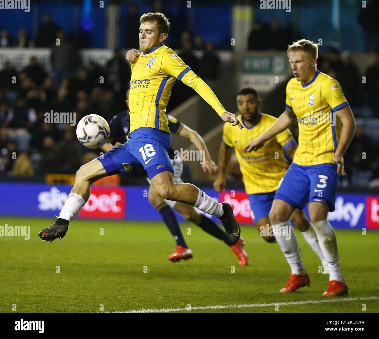 Riley McGree di Birmingham City (in prestito dal Charlotte FC) durante lo Sky Bet Championship tra Millwall e Birmingham City al Den Stadium, Londra il 04th dicembre 2021 (Photo by Action Foto Sport/NurPhoto) Foto Stock