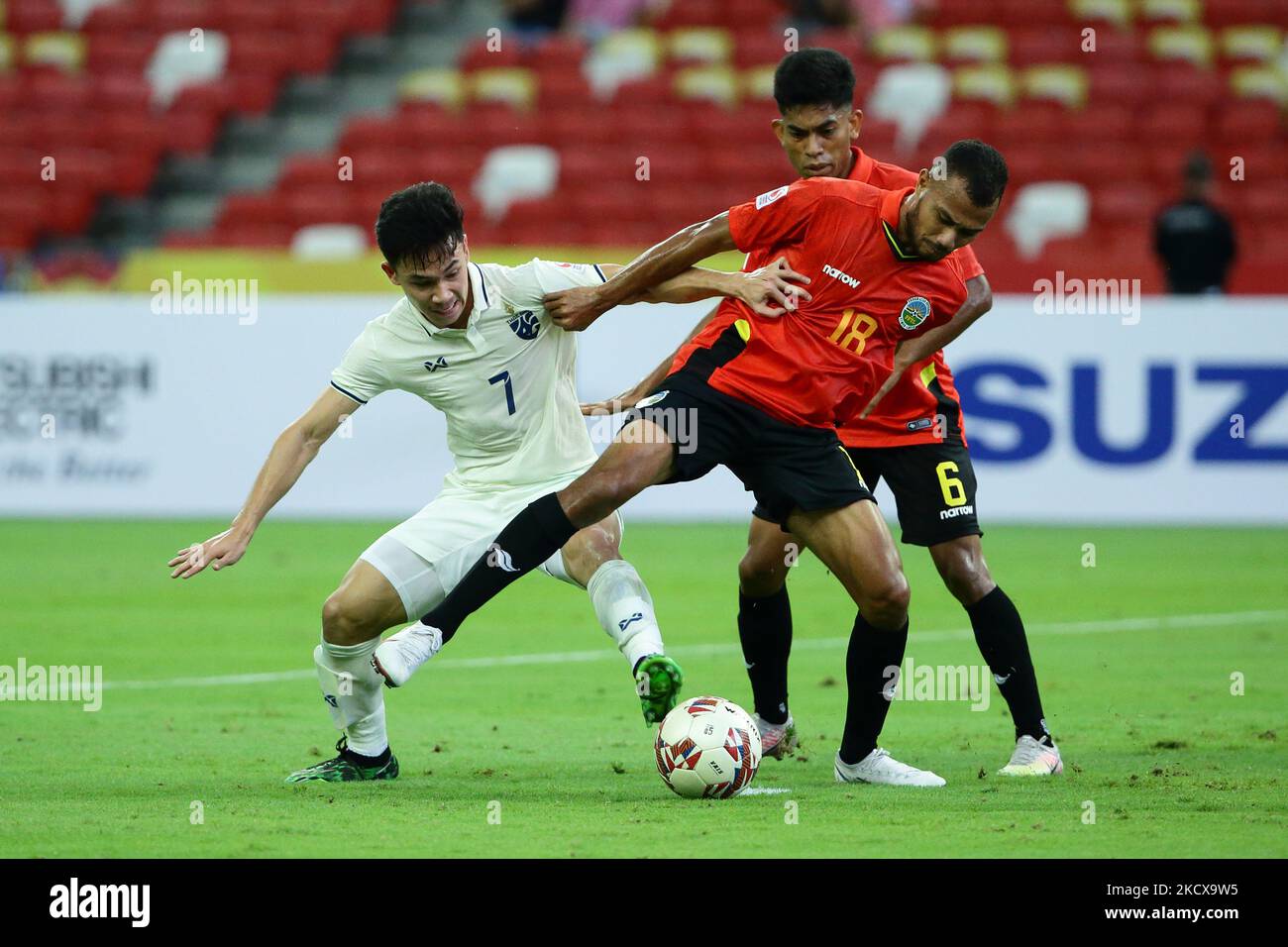 Supachok Sarachat di Thailandia e Filomeno Junior da Costa di Timor Leste sfida per la palla durante la Suzuki Cup 2020 Gruppo Aff Una partita tra Timor Leste e Thailandia al National Stadium il 5 dicembre 2021 a Singapore. (Foto di Suhaimi Abdullah/NurPhoto) Foto Stock