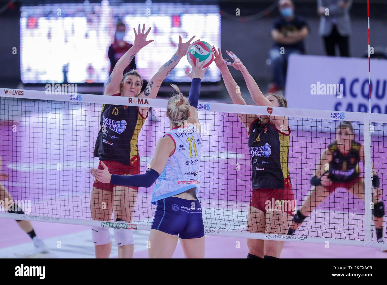 Sofia Rebora (Roma Volley Club) e Alice Pamio (Roma Volley Club) durante il Volley Serie Italiana A1 le Donne si sono partite acqua&Sapone Roma Volley Club vs Savino del bene Scandicci il 05 dicembre 2021 al pala EUR di Roma (Foto di Luigi Mariani/LiveMedia/NurPhoto) Foto Stock