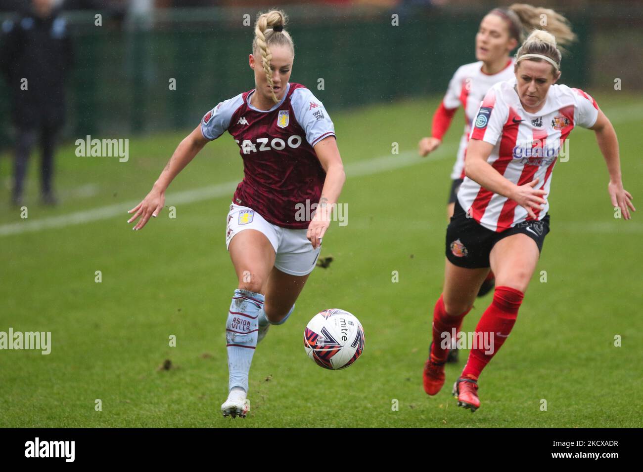 Alisha Lehmann di Aston Villa e Charlotte Potts di Sunderland in azione durante la Continental Cup match tra Sunderland e Aston Villa a Eppleton CW, Hetton Domenica 5th Dicembre 2021. (Foto di will Matthews/MI News/NurPhoto) Foto Stock