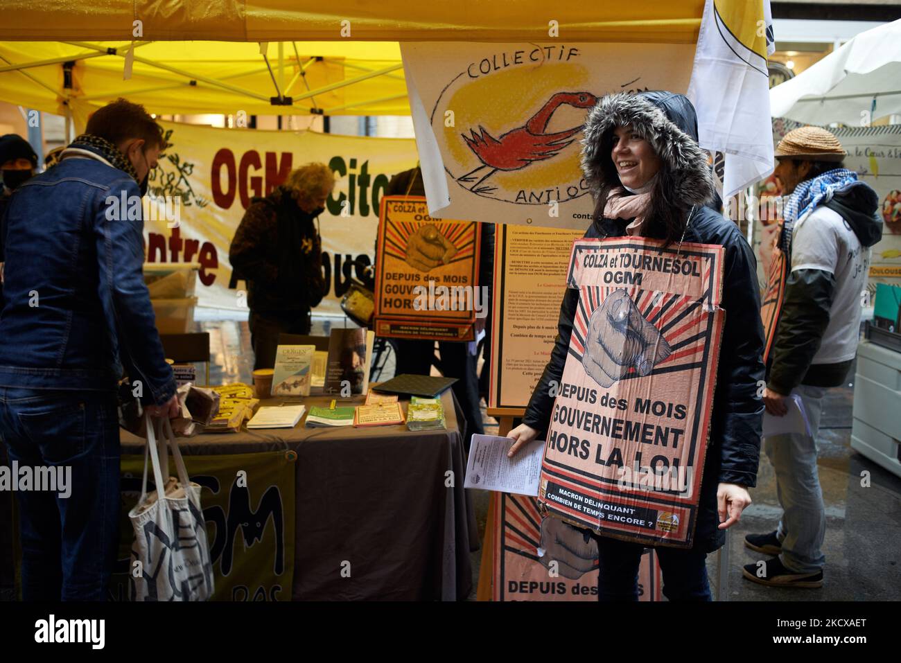 I manifestanti distribuiscono volantini ai passanti. I membri del collettivo Faucheurs Volontaires si sono riuniti di fronte alla prefettura dell'alta Garonna per protestare contro il non divieto del governo francese di piante OGM prodotte mediante modificazione genetica, utilizzando il Crispr cas9 per ottenere piante VRTH (tolleranza varietale con erbicidi). Il Conseil d'Etat ha affermato nel 2020 che questi tipi di piante ottenute per mutagenesi devono essere considerati dalla legge francese come un OGM e, pertanto, essere vietati di crescere. Ma ad oggi, il governo francese non ha proibito queste culture g ed è considerato come io Foto Stock