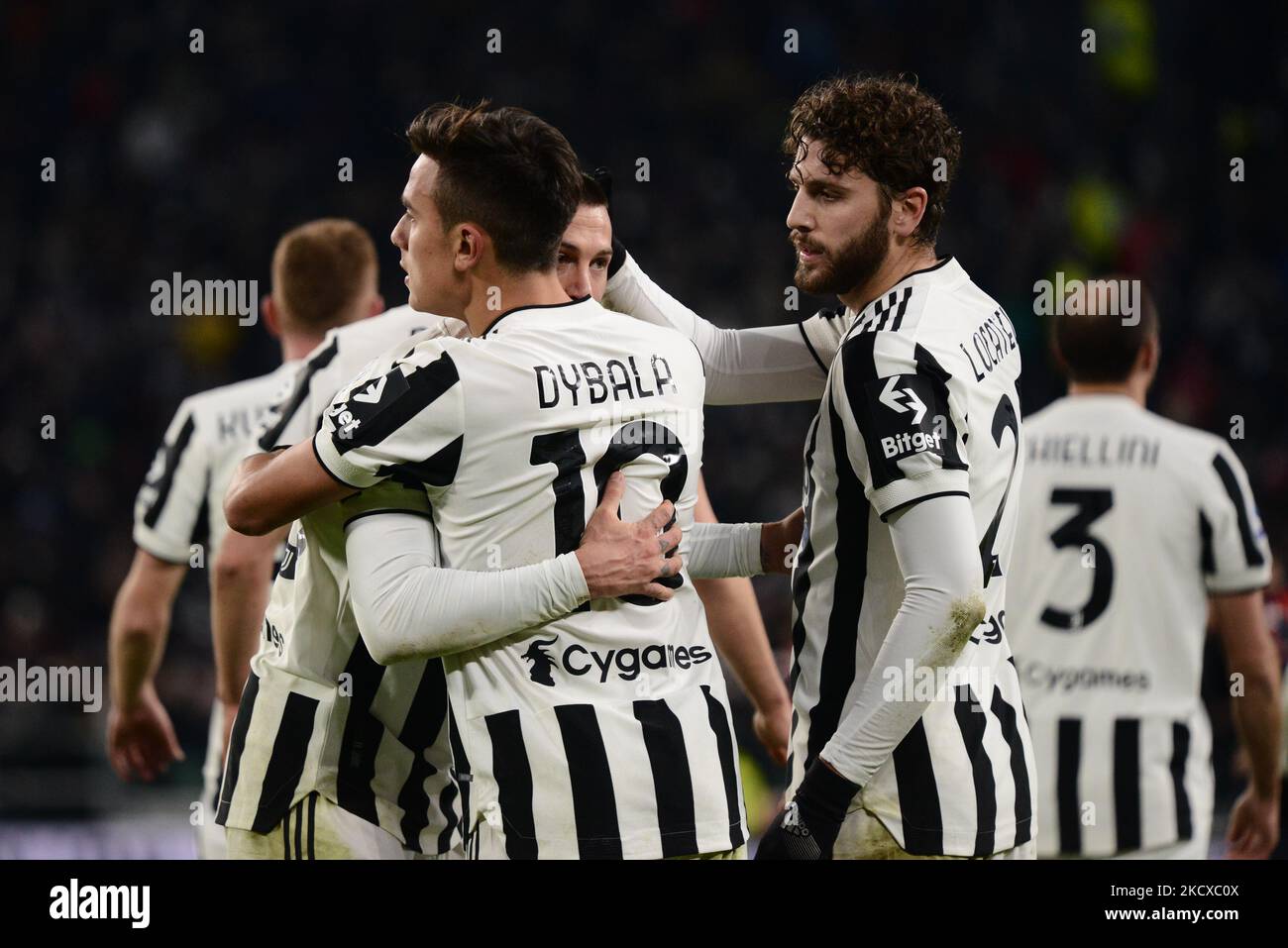 Paulo Dybala della Juventus FC festeggia con i suoi compagni di squadra durante la Serie A match tra Juventus FC e Genova CFC allo Stadio Allianz, a Torino, Italia, il 5 dicembre 2021 (Foto di Alberto Gandolfo/NurPhoto) Foto Stock