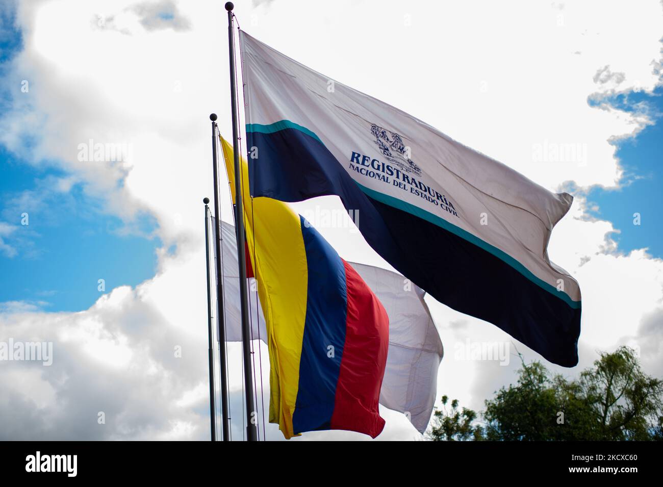 La bandiera del Registro Nazionale e la bandiera della Colombia, come la Colombia celebra i primi raduno per i rappresentanti dei consigli giovanili tra la recente consapevolezza nei cittadini più giovani (età 14 - 28), in un raduno che ha raggiunto bearly un milione di voti e un panorama della maggior parte dei posti di voto vuoti, a Bogotà, Colombia il 5 dicembre 2021. (Foto di Sebastian Barros/NurPhoto) Foto Stock