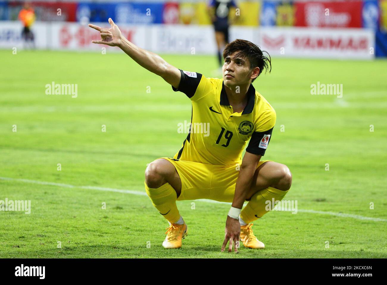 Muhammad Akhyar Bin Abdul Rashid della Malesia festeggia dopo aver segnato il secondo gol durante l'AFF Suzuki Cup 2020 Group B Match tra Cambogia e Malesia allo Stadio Bishan il 6 dicembre 2021 a Singapore. (Foto di Suhaimi Abdullah/NurPhoto) Foto Stock