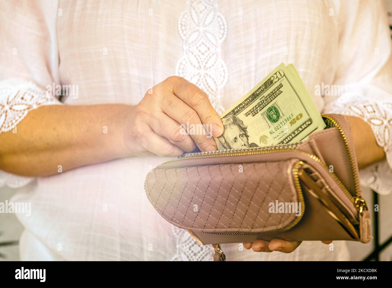 Mani di una donna con valuta USD Foto Stock