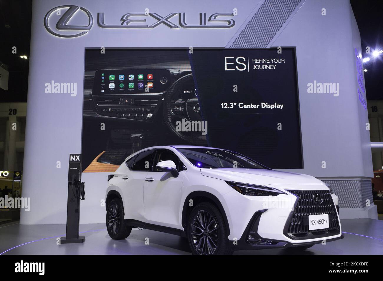 3 dicembre 2021, il marchio Lexus ha lanciato il suo nuovo veicolo elettrico per il 2021. (Foto di Atiwat Siltamethanont/NurPhoto) Foto Stock