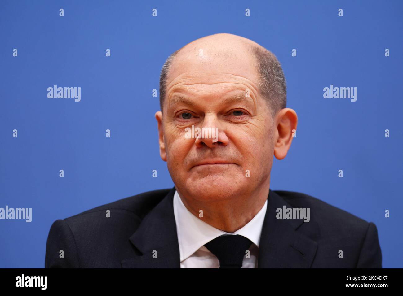 Il Cancelliere tedesco OLAF Scholz partecipa a una conferenza stampa alla Bundespresssekonferenz dopo la firma dell'accordo di coalizione del futuro governo tedesco a Berlino il 7 dicembre 2021. (Foto di Emmanuele Contini/NurPhoto) Foto Stock