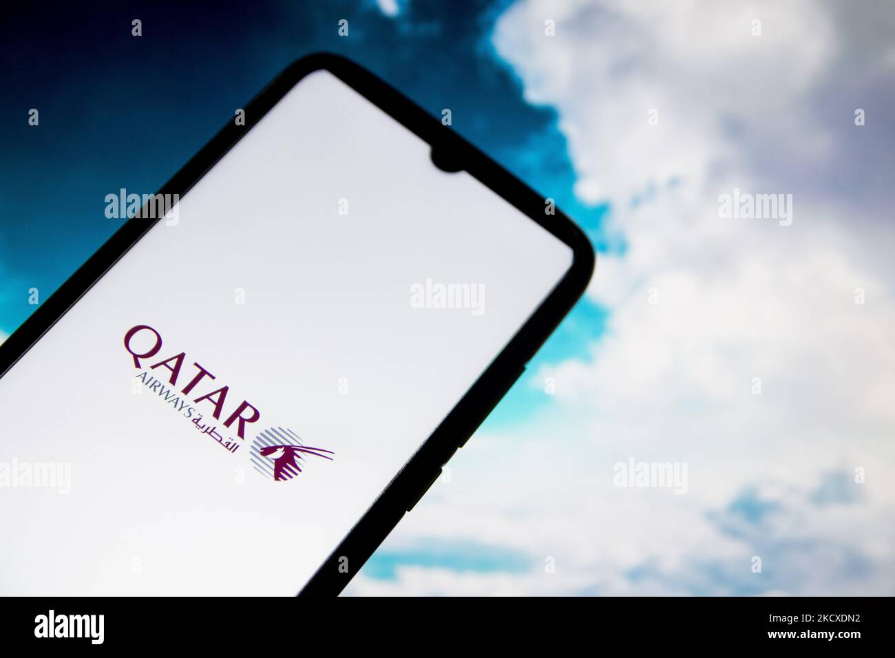 In questa foto, il logo Qatar Airways viene visualizzato sullo schermo di uno smartphone con uno sfondo per computer ad Atene, in Grecia, il 6 dicembre 2021. (Foto di Nikolas Kokovlis/NurPhoto) Foto Stock