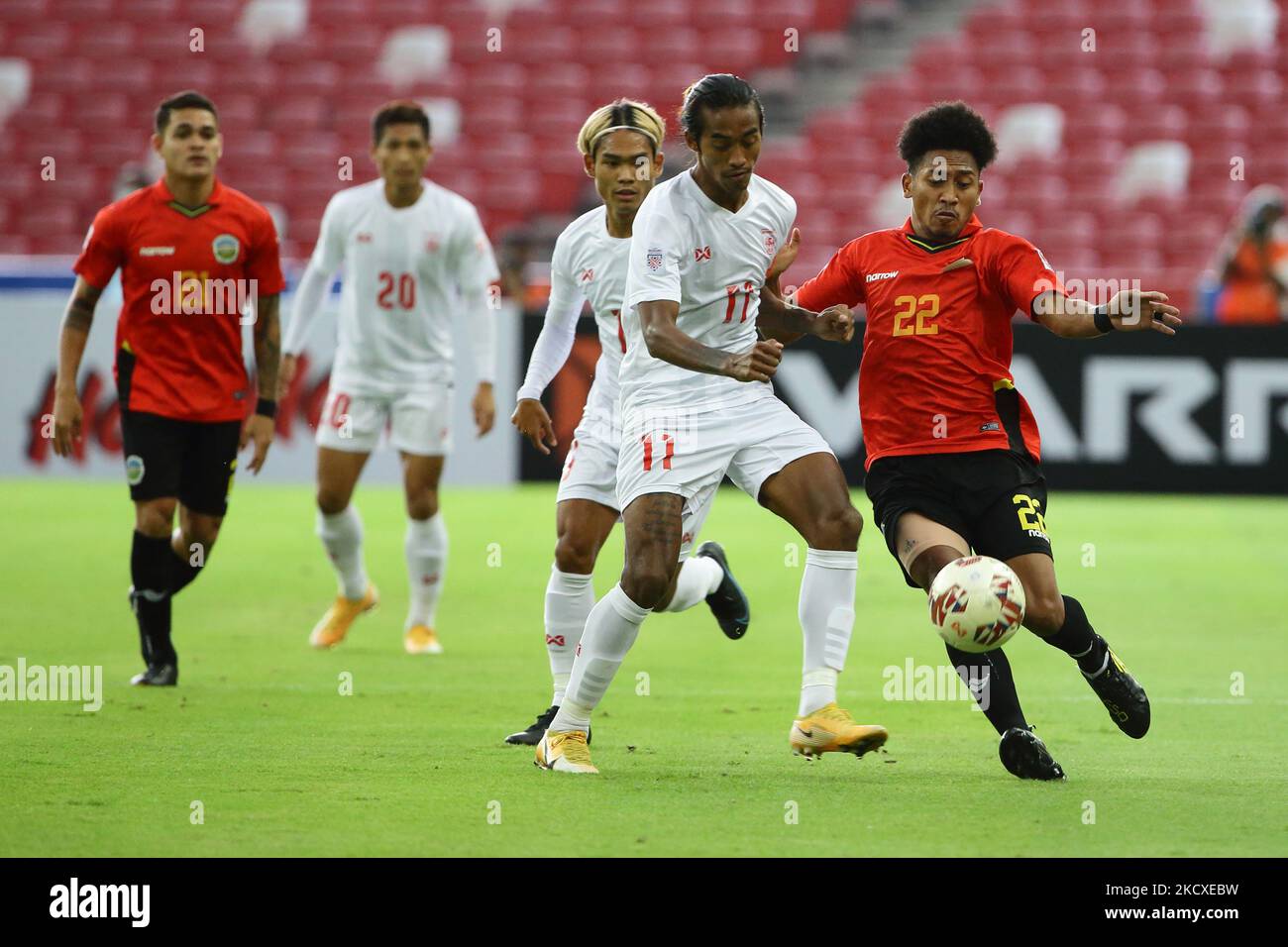 Mg mg Lwin di Myanmar e Nelson Saramento Viegas di Timor Leste sfida per la palla durante la AFF Suzuki Cup 2020 Group Una partita tra Myanmar e Timor Leste al National Stadium il 8 dicembre 2021 a Singapore. (Foto di Suhaimi Abdullah/NurPhoto) Foto Stock