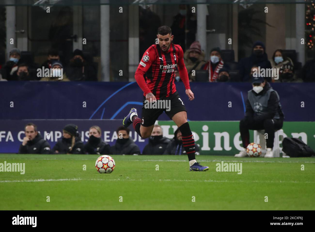 Theo Hernandez dell'AC Milan in azione durante la partita della UEFA Champions League tra l'AC Milan e il Liverpool FC allo stadio Giuseppe Meazza, il 07 dicembre 2021 a Milano (Foto di Mairo Cinquetti/NurPhoto) Foto Stock