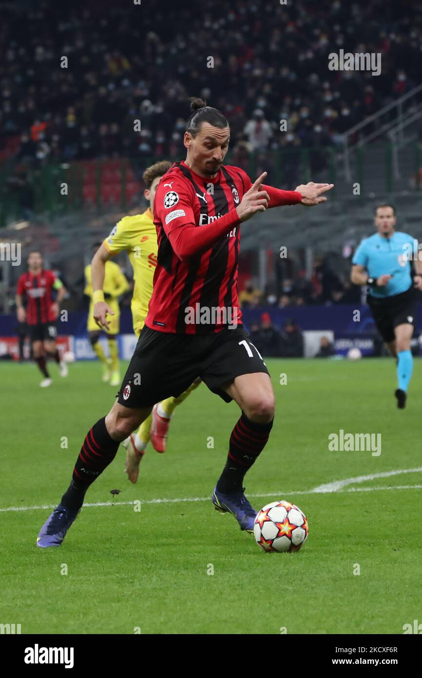 Zlatan Ibrahimovic di AC Milan in azione durante la partita UEFA Champions League tra AC Milan e Liverpool FC allo stadio Giuseppe Meazza, il 07 dicembre 2021 a Milano (Foto di Mairo Cinquetti/NurPhoto) Foto Stock