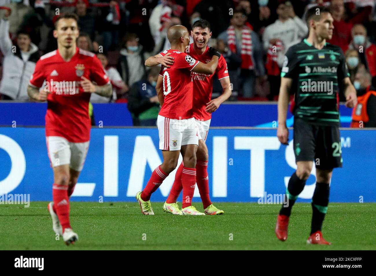 Roman Yaremchuk di SL Benfica (2nd R) festeggia con Joao Mario dopo aver segnato un gol durante la partita di calcio del gruppo UEFA Champions League e tra SL Benfica e Dynamo Kyiv allo stadio Luz di Lisbona, in Portogallo, il 8 dicembre 2021. (Foto di Pedro FiÃºza/NurPhoto) Foto Stock