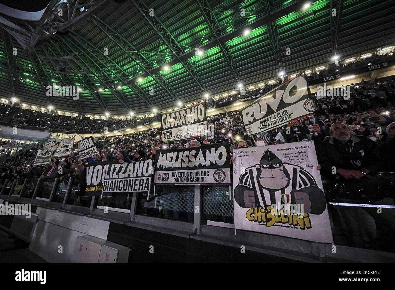 Tifosi della Juventus allietano durante la Serie A partita di calcio n.14  JUVENTUS - ATALANTA il 27 novembre 2021 allo Stadio Allianz di Torino,  Piemonte, Italia. Risultato finale: Juventus-Atalanta 0-1. (Foto di