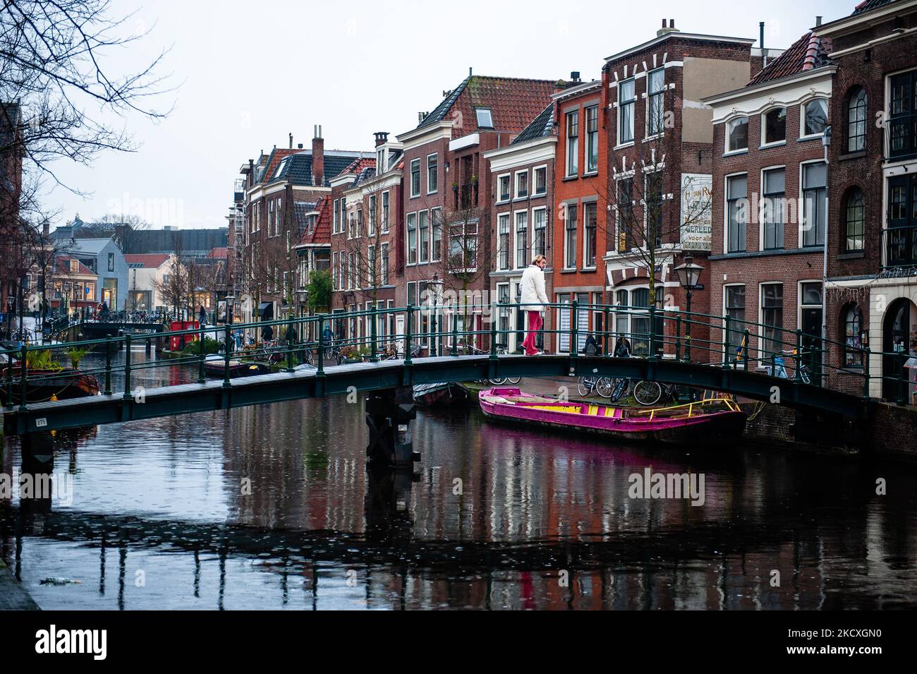 Oltre ad Amsterdam, il centro di Leiden vanta il maggior numero di canali e ponti del paese. Il 9th dicembre 2021. (Foto di Romy Arroyo Fernandez/NurPhoto) Foto Stock