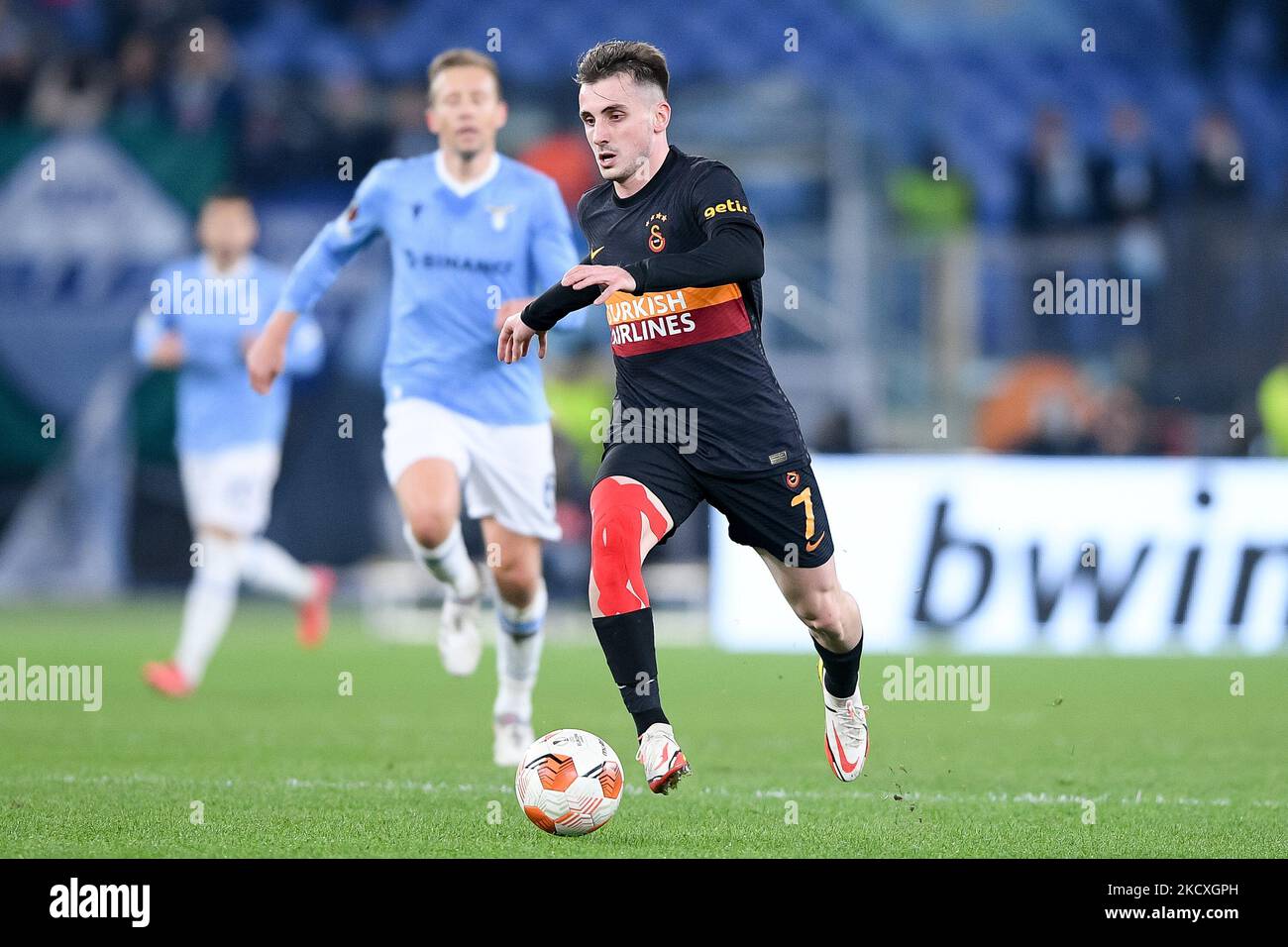 Muhammed Kerem Akturkoglu di Galatasaray durante la partita della UEFA Europa League tra SS Lazio e Galatasaray allo Stadio Olimpico, Roma, Italia, il 9 dicembre 2021. (Foto di Giuseppe Maffia/NurPhoto) Foto Stock