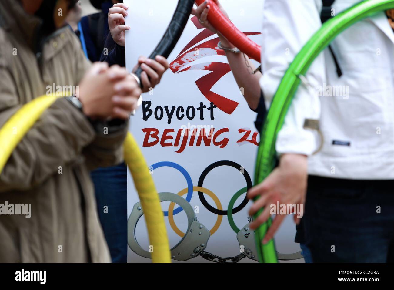 I manifestanti sono ammanettati agli anelli olimpici, con uno in mano a un cartello con la scritta Boicottt Beijing, durante una protesta che boicottava i Giochi invernali di Pechino 2022, al di fuori della Banca della Cina (filiale di Taipei), a Taipei, Taiwan, 10 dicembre 2021. Gli Stati Uniti, il Canada, il Regno Unito e l'Australia si sono impegnati a non inviare funzionari a partecipare ai Giochi come mezzo per boicottare la Cina, a seguito della scomparsa del tennista cinese Peng Shuai e delle violazioni dei diritti umani su Hong Kong e Xinjiang. (Foto di Ceng Shou Yi/NurPhoto) Foto Stock