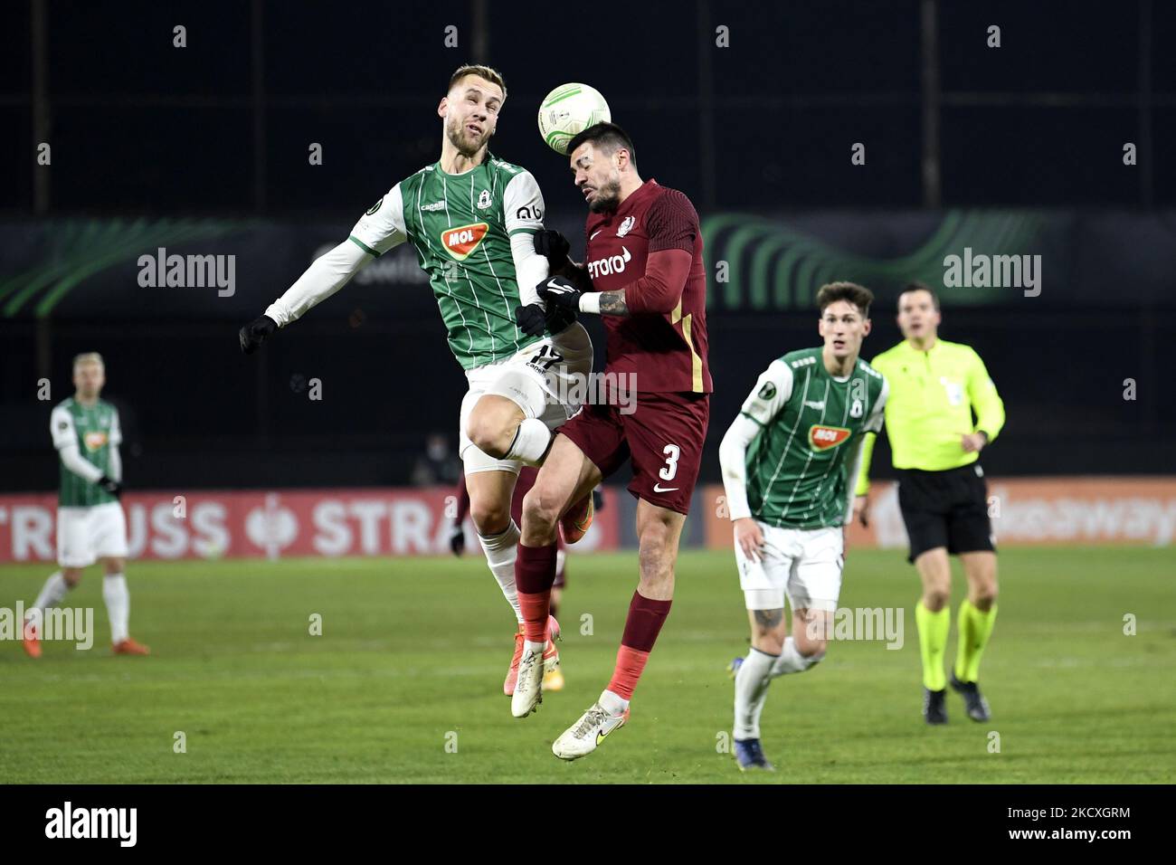 Milos Kratochvil (L) e Andrei Burca (R) in un duello aereo durante il gioco cfr Cluj vs FK Jablonec, UEFA Europa Conference League, Dr. Constantin Radulescu Stadium, Cluj-Napoca, Romania, 09 dicembre 2021 (Foto di Flaviu Buboi/NurPhoto) Foto Stock